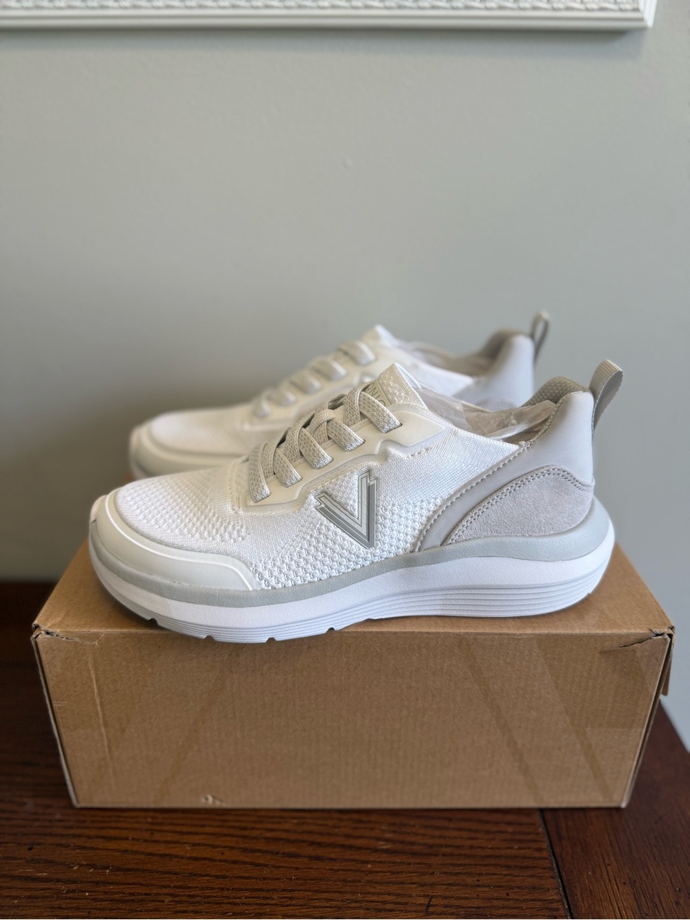 Vionic Hayward white gray Sneakers 6.5